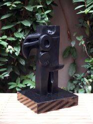 Bronce y pátina negra.
41 x 27.5 x 8 cm.
1997